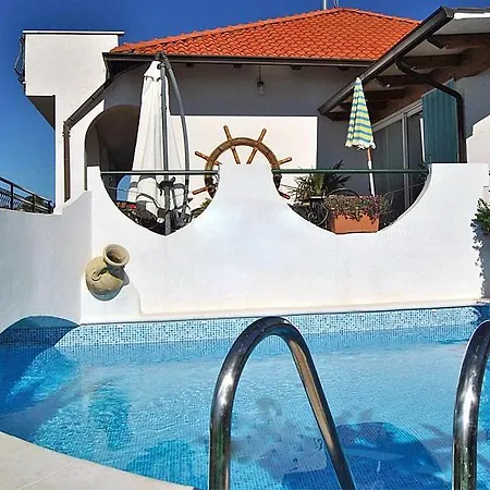 Apartment Sleeps 4 Pool Wifi *