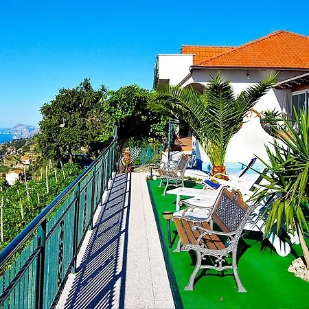 Sleeps 4 Pool Wifi Apartment